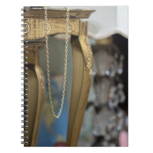 Cuaderno Elegancia suspendida: Drapery de la cadena dorada