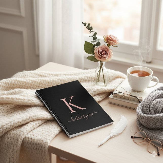 Cuaderno Elegante Rosa negro Nombre de Monograma Rosa (Elegant Black Rose Gold Pink Monogram Name Notebook)
