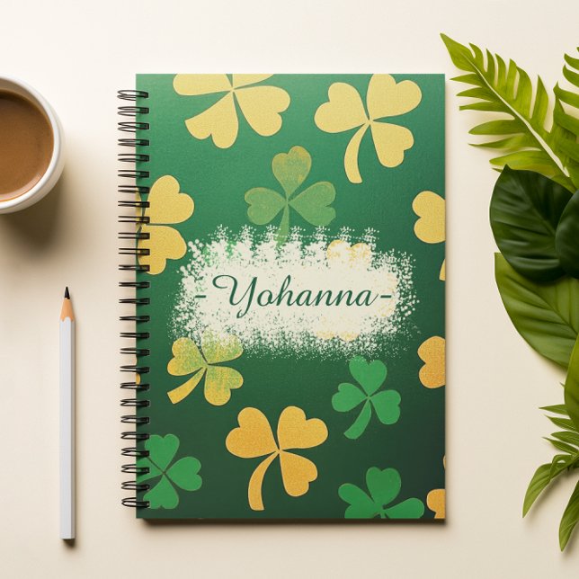 Cuaderno Elegante y personalizado, negro verde y dorado (Personalized Elegant Dark Green & Gold Clover Notebook)