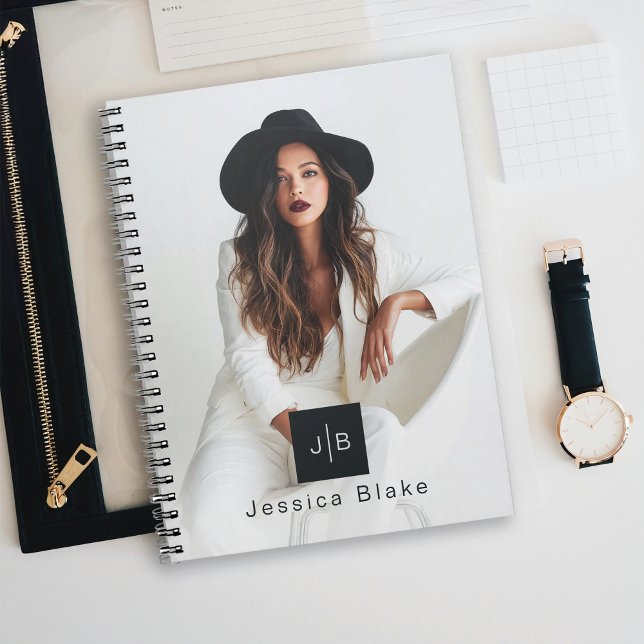 Cuaderno Empowered Modern Woman Entrepreneur Monogram Photo (Subido por el creador)