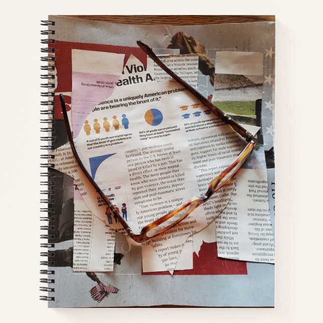 Cuaderno En el bloc de notas de espiral de noticias (Anverso)