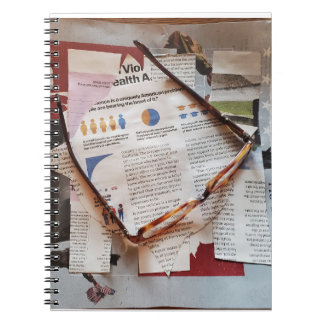 Cuaderno En el bloc de notas de fotos en espiral de noticia