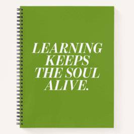 Cuaderno en espiral con texto motivacional