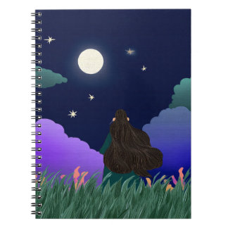 Cuaderno en espiral de la soñadora bajo la luz de 
