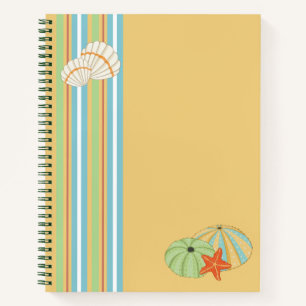 Cuaderno en espiral junto al mar