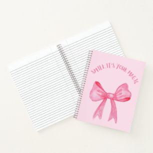 Cuaderno en espiral rosa bonito con un lazo
