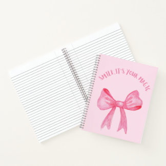 Cuaderno en espiral rosa bonito con un lazo