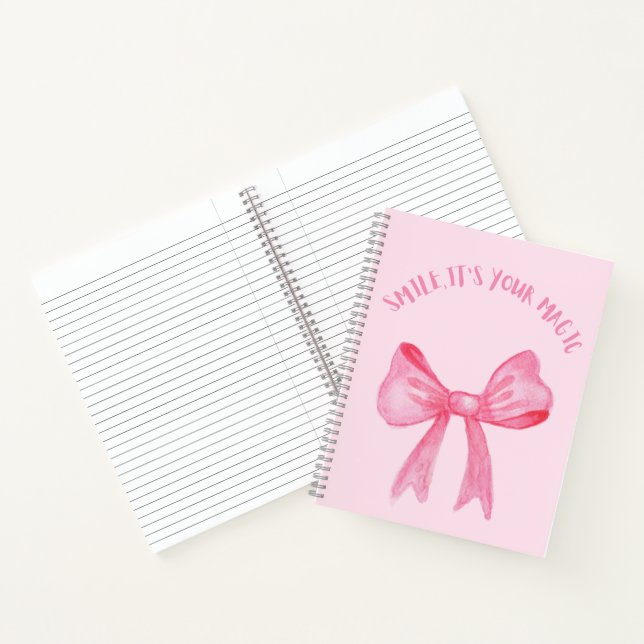 Cuaderno en espiral rosa bonito con un lazo (Interior)