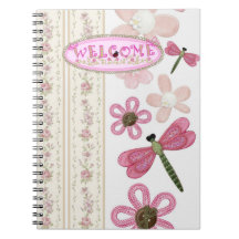 Cuaderno en espiral rosa con diseño floral y libél