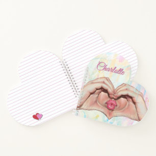 Cuaderno En Forma De Corazón Con Manos De Corazón
