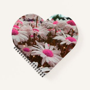 Cuaderno en forma de corazón de margaritas rosas