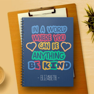 Cuaderno En un mundo donde puedes ser cualquier cosa, sé am