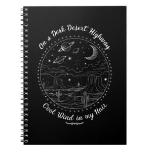 Cuaderno En una oscura autopista del desierto viajar montañ