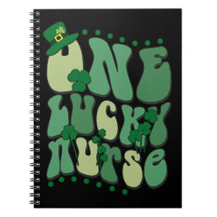 Cuaderno Enfermera afortunada retro del día de San Patricio