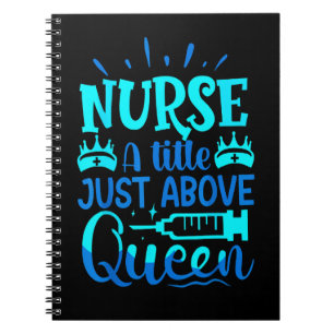 Cuaderno Enfermera un poco justo encima de Queen Tees