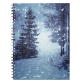 Cuaderno Escena de invierno del bosque mágico iluminado por