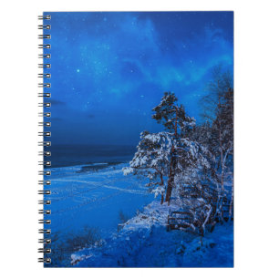 Cuaderno Escena de invierno nocturna con pinos cubiertos de