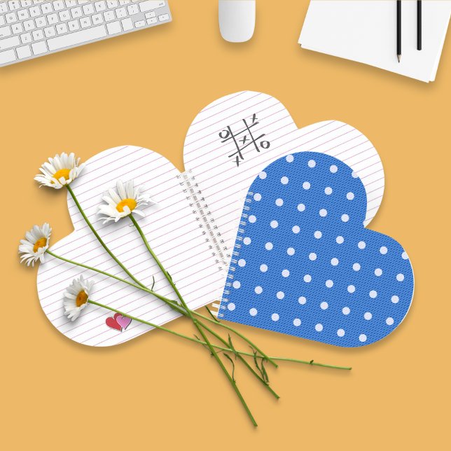 Cuaderno Espiral azul delgado de Dotty (A Dotty Delight Blue Spiral Notebook is on the desk.)