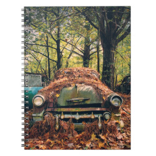 Cuaderno espiral de coche vintage en hojas de otoñ