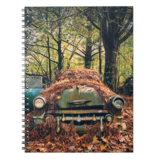 Cuaderno espiral de coche vintage en hojas de otoñ
