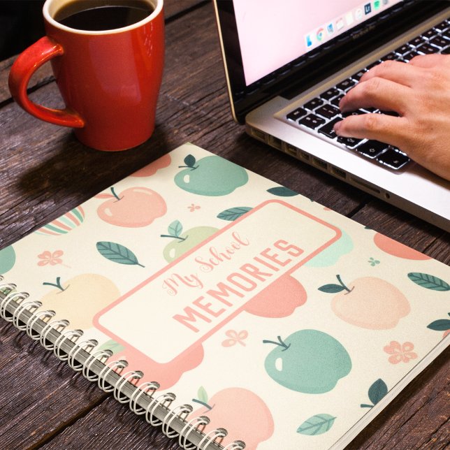 Cuaderno Espiral de manzanas personalizados de Recuerdos de (My School Memories custom apples Spiral Notebook)