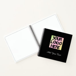 Cuaderno espiral negro con texto y logotipo person