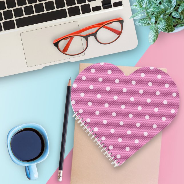 Cuaderno Espiral rosa delgado de Dotty (A Dotty Delight Pink Spiral Notebook is on the desk.)
