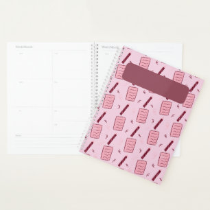 Cuaderno espiral rosa ilustrado con lápiz y patrón