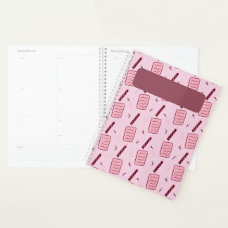 Cuaderno espiral rosa ilustrado con lápiz y patrón