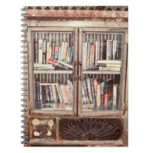 Estantería antigua con libros