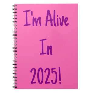 Cuaderno ¡Estoy vivo en 2025! Magenta y rosa caliente