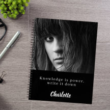 Estudiante de citas en blanco negro