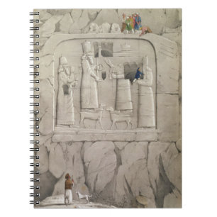 Cuaderno Examinando una escultura asiria de la roca, de