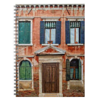 Cuaderno FACHADA DE EDIFICIO PINTADA POR naranjas