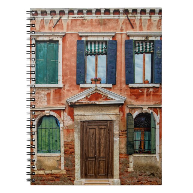 Cuaderno FACHADA DE EDIFICIO PINTADA POR naranjas (Frente)