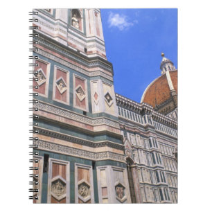 Cuaderno Famosa iglesia de Doumo en primer plano en Florenc