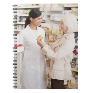 Cuaderno Farmacéutico que habla con el cliente en farmacia