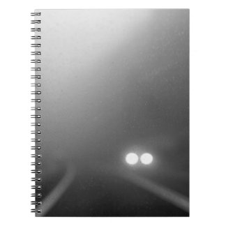 Cuaderno Faros de un parabrisas en una noche lluviosa