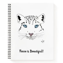 Fierce es hermoso leopardo de la nieve