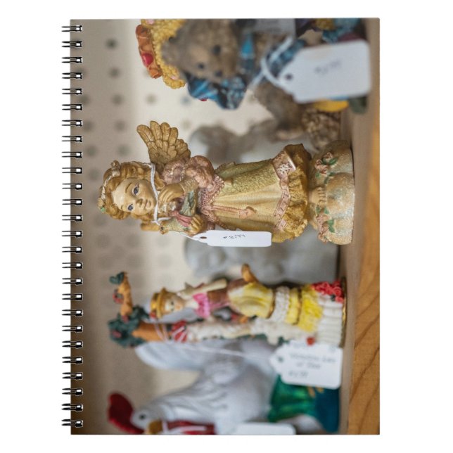 Cuaderno Figuras de ángel cerámico en ropa de época (Frente)