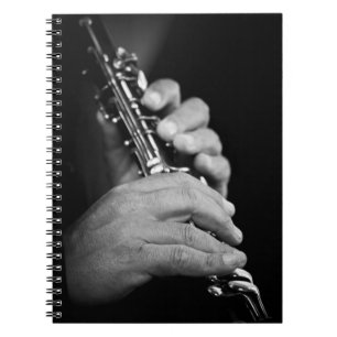 Cuaderno Flauta siendo tocada en blanco y negro por gitano