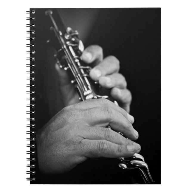 Cuaderno Flauta siendo tocada en blanco y negro por gitano (Frente)