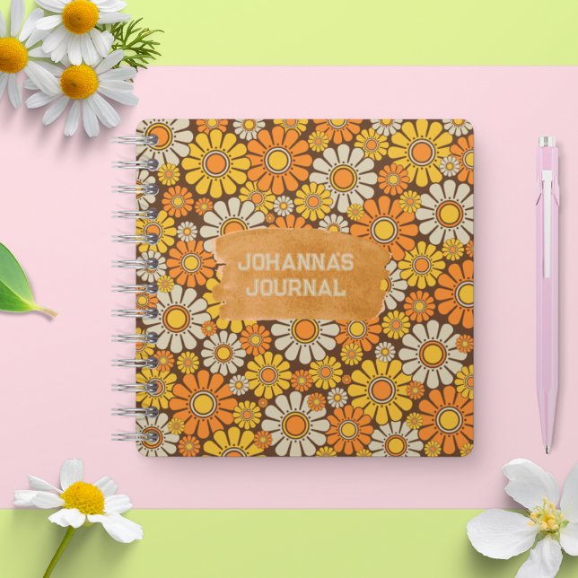 Cuaderno Flor de flores de estilo de los años 60 personaliz (Personalised 60s Style Flower Power Daisy Floral Notebook)