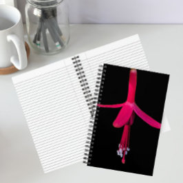 Cuaderno Flor de fucsia rosa brillante sobre negro