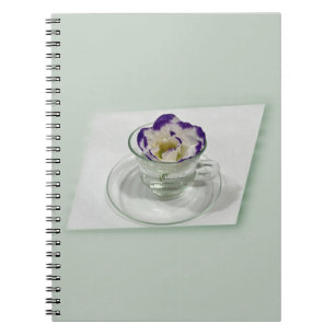 Cuaderno Flor morada blanca en una taza