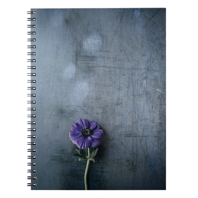 Cuaderno Flor púrpura en superficie gris (Frente)