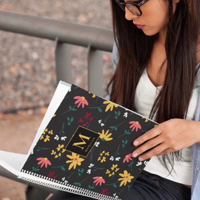 Cuaderno Flor silvestre moderna monograma floral personaliz (Pretty monogram wildflower personalized notebook. Black yellow pink green colors.)