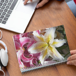 Cuaderno Floral de ilies orientales rosados y blancos