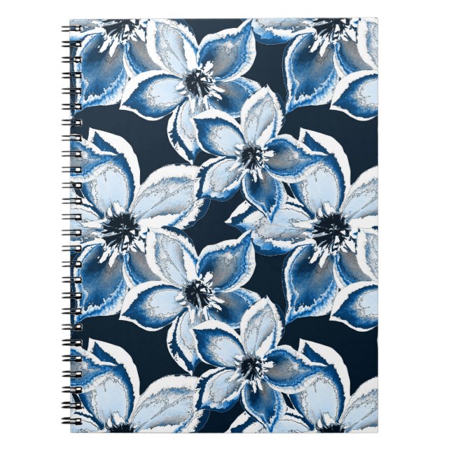 Cuaderno Flores azules y blancas en un fondo negro. (Frente)