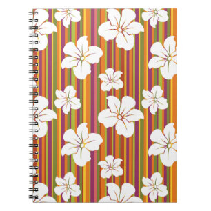 Cuaderno Flores blancas en un fondo rayado
